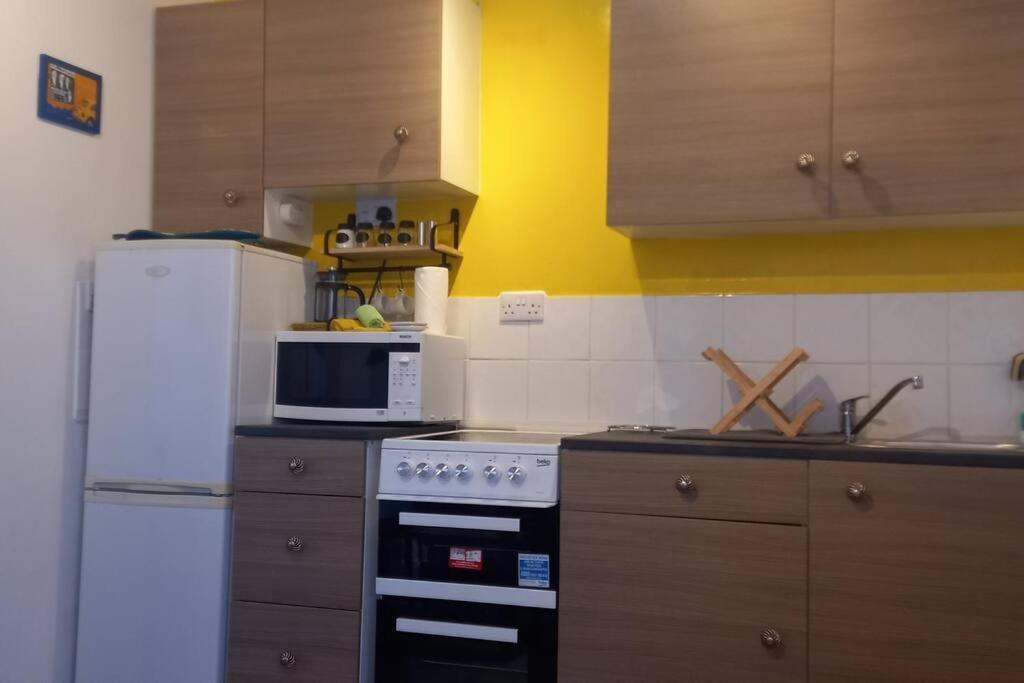 Cosy Flat In A Pretty Town. Crewkerne