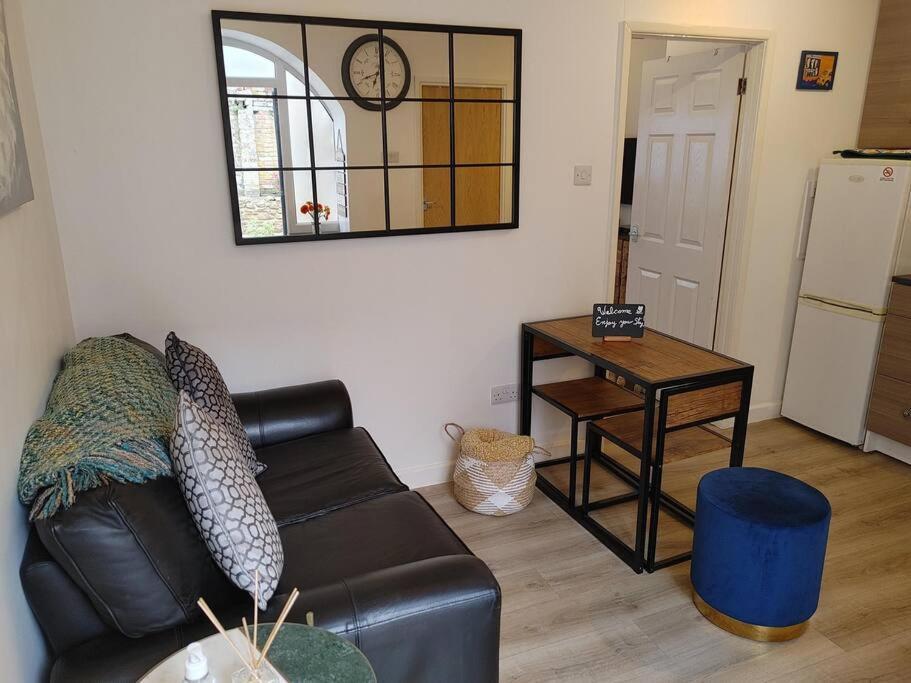 Cosy Flat In A Pretty Town. Crewkerne